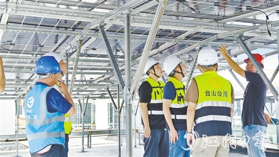 工作人員加快推進光伏項目建設。