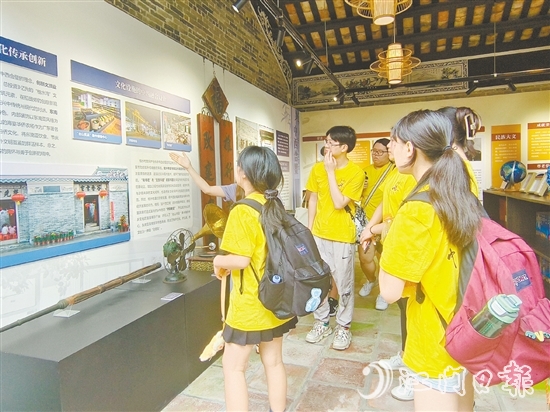 營員們深入鄉(xiāng)村參觀，感受僑鄉(xiāng)發(fā)展變化。