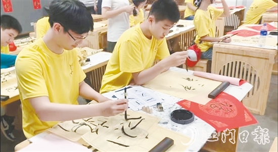 營員們學(xué)習(xí)書法等傳統(tǒng)技藝。