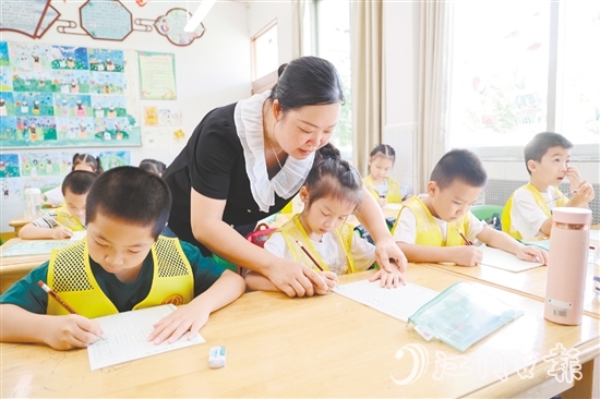 硬筆書(shū)法課上，孩子們?cè)诮處煹闹笇?dǎo)下，一筆一畫(huà)認(rèn)真書(shū)寫(xiě)。
