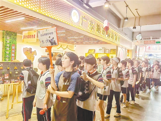 暑假前后，陳皮古道迎來(lái)了一波又一波的研學(xué)熱潮。