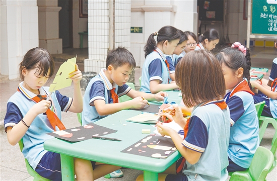 “非遺美術(shù)剪紙”課將僑鄉(xiāng)風情融入傳統(tǒng)剪紙藝術(shù)。