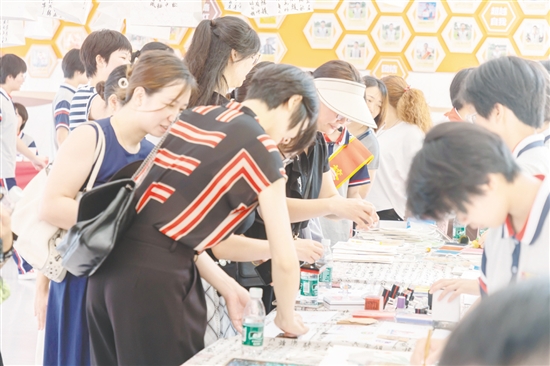 活動(dòng)現(xiàn)場還設(shè)有“慧樂僑創(chuàng)·智藝未來”教育主題活動(dòng)展示。