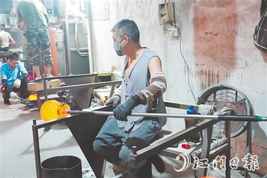 旺得玻璃多年來始終堅(jiān)守在玻璃吹制技藝傳承與創(chuàng)新的道路上。