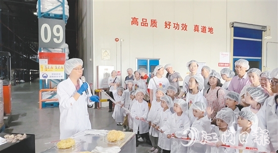 家長和孩子了解產(chǎn)品生產(chǎn)細(xì)節(jié)。