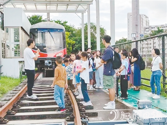 科普老師講解軌道交通知識。