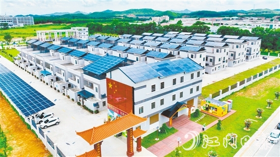 走進(jìn)址山鎮(zhèn)蓮珠新村，傳統(tǒng)的農(nóng)村建筑經(jīng)過“光伏+”改造后，充滿科技感。