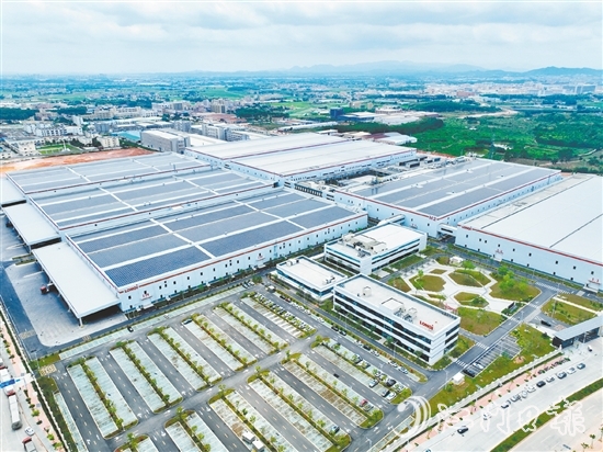 隆基綠能大面積廠房屋頂安裝高轉(zhuǎn)化率光伏組件，通過自發(fā)自用，大幅降低企業(yè)能耗。