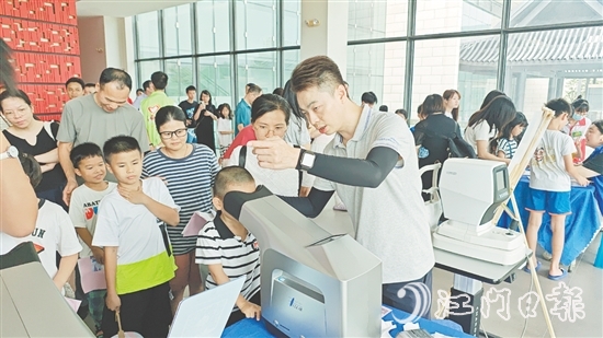 在劇場外，鶴山愛爾新希望眼科醫(yī)院布置了多個服務(wù)攤位，為孩子們提供眼健康檢查。