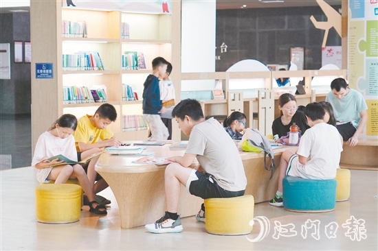 炎炎夏日，鶴山市圖書館成為市民避暑充電的熱門去處。