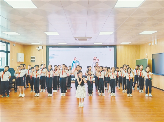 鶴山一中附屬小學開展古詩新唱活動，各班結合音樂、舞蹈等形式，呈現(xiàn)意境唯美、精彩活潑的吟誦舞臺。