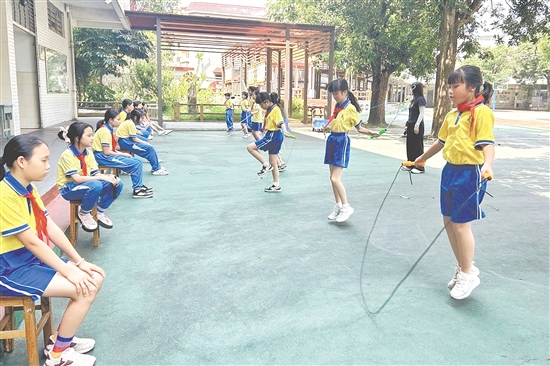 學(xué)生們有的輕盈彈跳、有的快速擺臂、有的穩(wěn)健加速，跳繩在空中劃出一道道弧線(xiàn)。