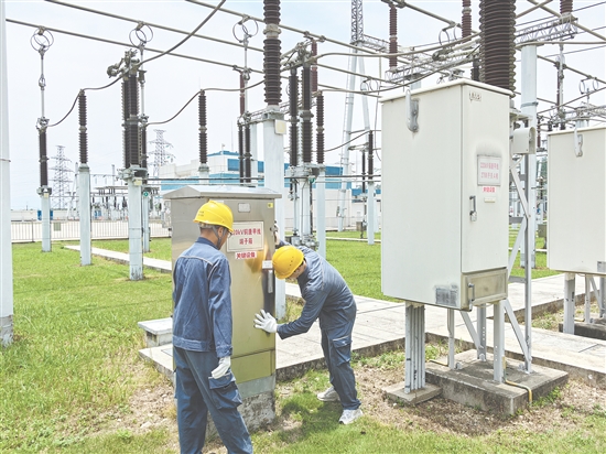 江門供電局變電管理二所正扎實開展臺風前特巡特維工作，對站內(nèi)設備開展精細檢查及隱患治理工作。