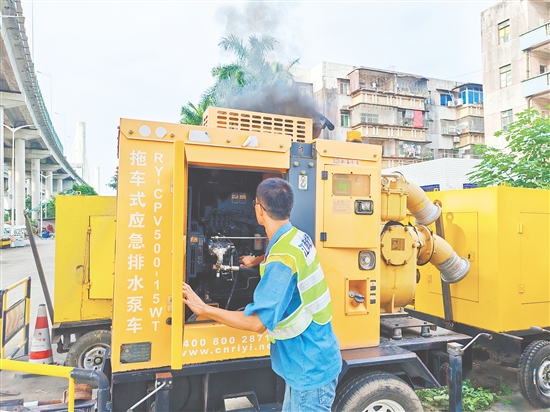 江門城管針對性前置8臺抽水泵車至防汛一線，確保積水出現(xiàn)時能快速響應。蔡昭璐