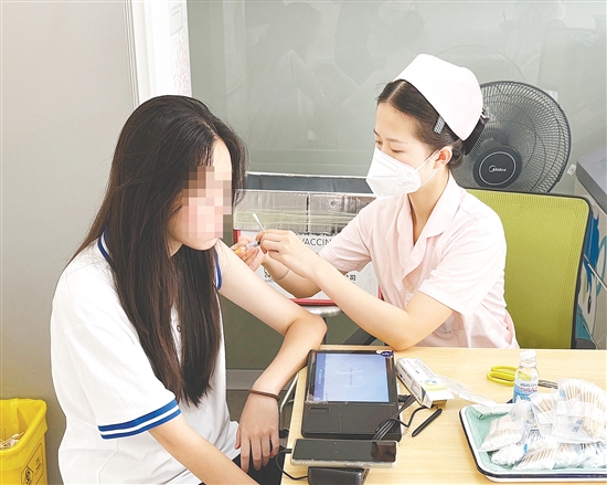 市民接種疫苗。