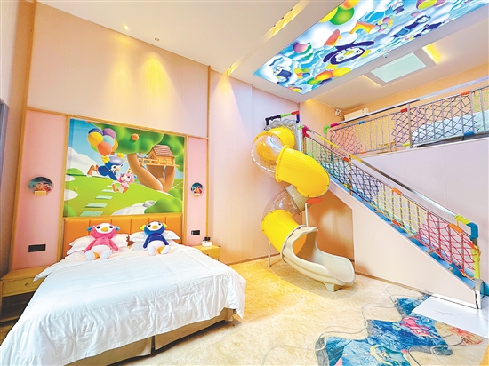 巴貝高比比企鵝親子酒店親子房?jī)?nèi)設(shè)有旋轉(zhuǎn)滑梯。