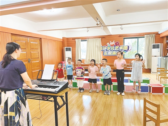 少年兒童在“家門(mén)口”免費(fèi)享受優(yōu)質(zhì)藝術(shù)教育。
