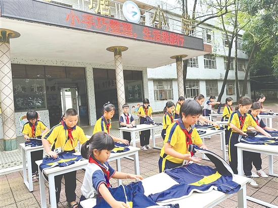 龍?zhí)列W(xué)的學(xué)生認(rèn)真參加“小手巧整理”挑戰(zhàn)賽。