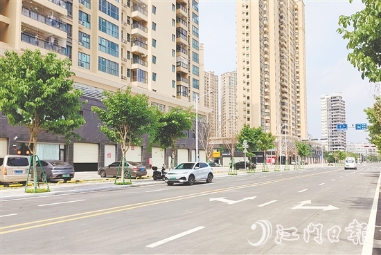 東寧路、僑安路及僑光一巷3條城市支路全面竣工通車，有效緩解陳宜禧路等周邊道路擁堵。圖為新建的東寧路。