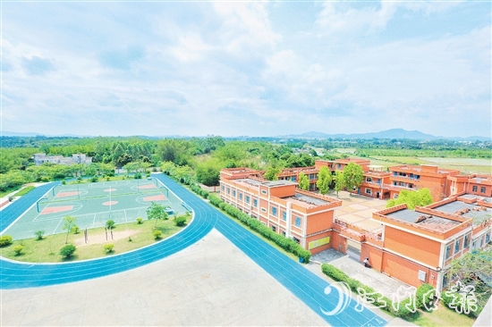 臺山怡霖學(xué)校從最初的德星學(xué)堂到如今的現(xiàn)代化民辦學(xué)校，見證了臺山教育的發(fā)展歷程。