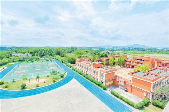 臺山怡霖學(xué)校從最初的德星學(xué)堂到如今的現(xiàn)代化民辦學(xué)校，見證了臺山教育的發(fā)展歷程。