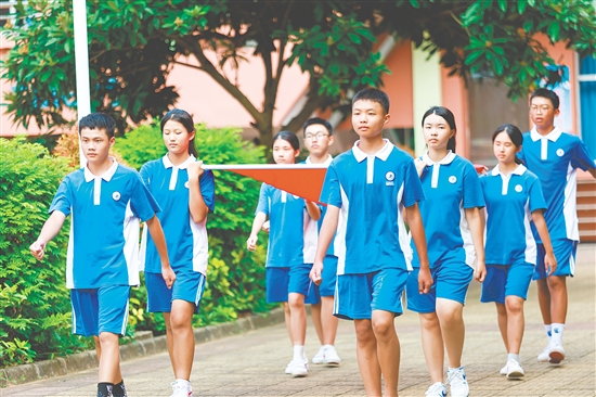 怡霖學(xué)校致力于培養(yǎng)學(xué)生擁有健全人格、社會責(zé)任感與家國情懷。