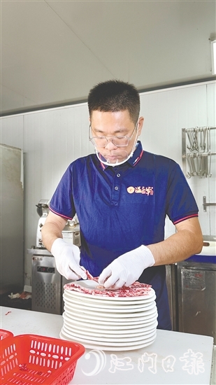 餐館繁忙時(shí)，溫偉文也會(huì)親自上陣。