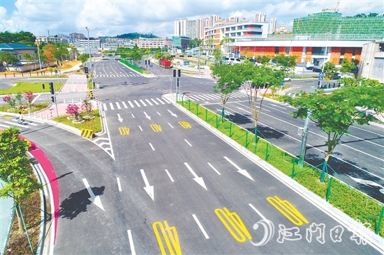 鶴山市大力推動(dòng)康寧路、朗和路、詠春路、匯源新都道路等多項(xiàng)城市道路建設(shè)工程，聚焦解決新開發(fā)建設(shè)小區(qū)居民的交通出行，以及局部區(qū)域交通擁堵、路網(wǎng)結(jié)構(gòu)不完善等問題。圖為詠春路。