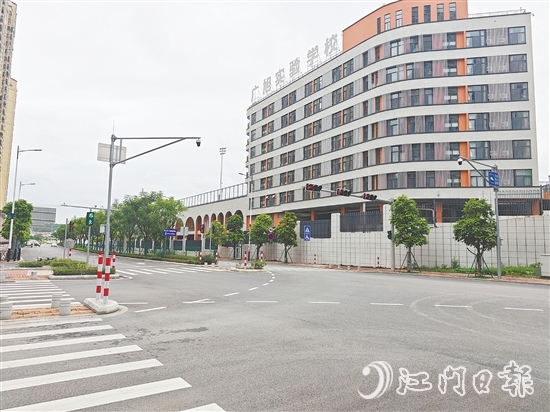 朗和路是前往鶴山市廣旭實(shí)驗(yàn)學(xué)校的重要道路之一，為該校師生提供了良好的出行環(huán)境。