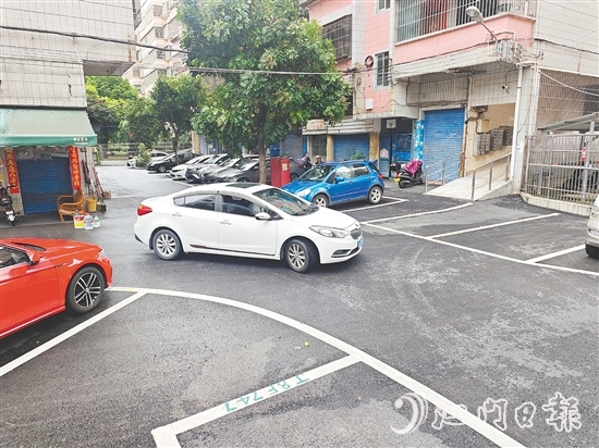 屏苑一區(qū)經(jīng)過升級(jí)改造，小區(qū)內(nèi)部道路全部鋪設(shè)瀝青，停車位用清晰標(biāo)線劃分。