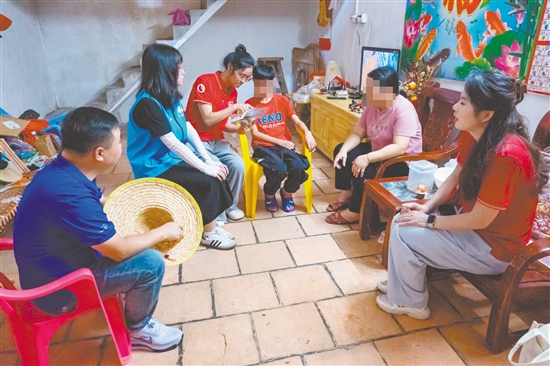 五邑大學(xué)學(xué)生走進(jìn)困難家庭宣講助學(xué)政策。