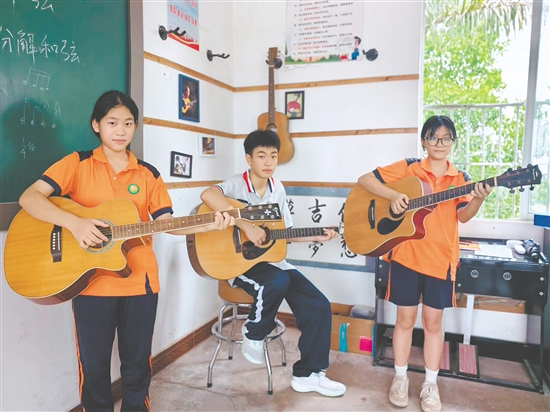 吉他課上，孩子們練習(xí)和弦指法。