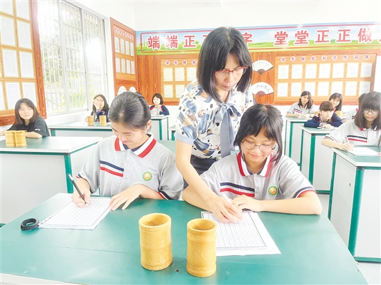 書法課上，孩子們端正坐姿，學(xué)習(xí)規(guī)范書寫。