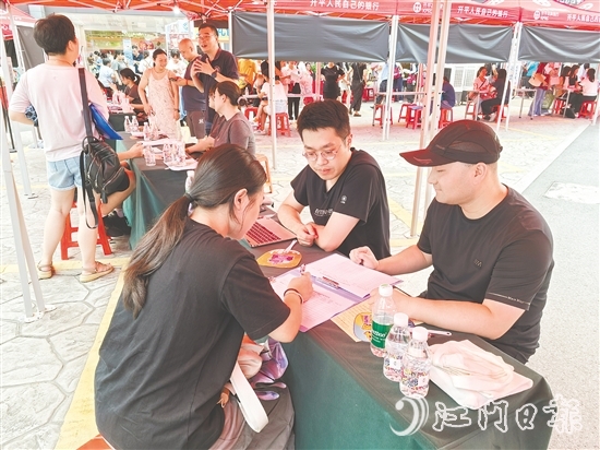 招聘會(huì)吸引了不少本地青年返鄉(xiāng)求職，其中既有剛畢業(yè)的應(yīng)屆生，也不乏待業(yè)數(shù)月的年輕人。
