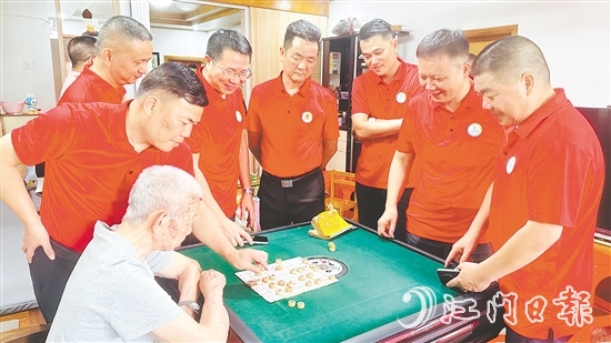 長沙商會會員與老兵下象棋。