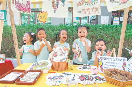 集市現(xiàn)場氣氛熱烈，“小掌柜”們熱情叫賣。