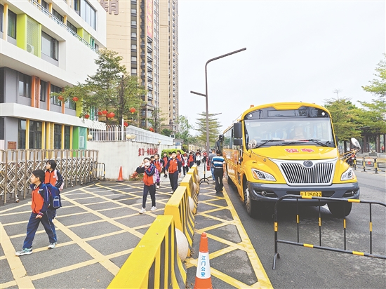 江門一中附屬小學校園定制公交接送學生準時上下學。