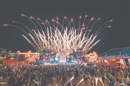 歌手后弦的演唱點燃了赤坎華僑古鎮(zhèn)的熱情，現(xiàn)場氣氛熱烈。