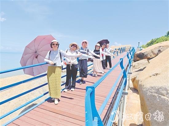 新會區(qū)教育工委會職工游覽那琴半島地質公園。