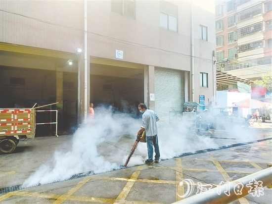 工作人員進行專業(yè)消殺。