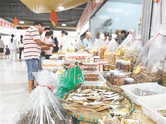 游客紛紛到海鮮特產市場挑選海味。
