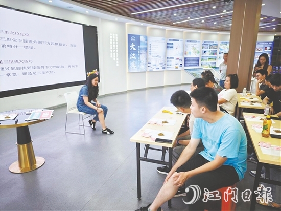 中醫(yī)師現(xiàn)場(chǎng)演示足三里、合谷穴、內(nèi)關(guān)穴等穴位按摩。