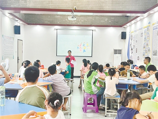 孩子們在夏令營中提高了社交能力，增進(jìn)了感情。