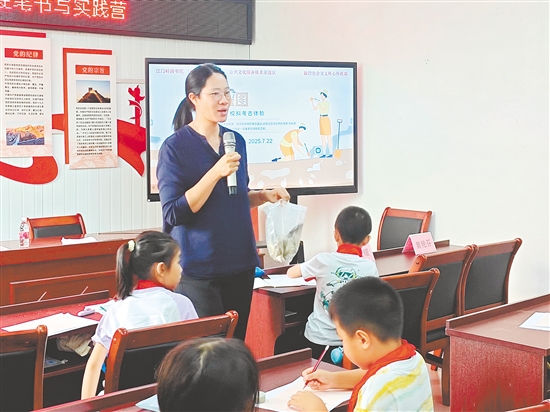 新會(huì)區(qū)博物館工作人員為學(xué)生們帶來別開生面的考古繪圖課。