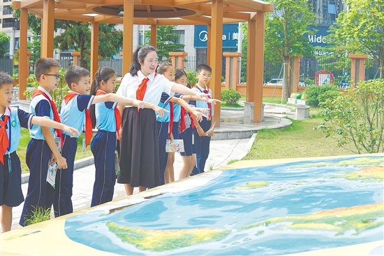 陳艷丹立足僑鄉(xiāng)文化，打造出一系列獨(dú)具特色的實(shí)踐活動(dòng)。