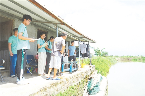 突擊隊(duì)深入青蟹養(yǎng)殖基地，摸清當(dāng)?shù)仞B(yǎng)殖難點(diǎn)痛點(diǎn)。