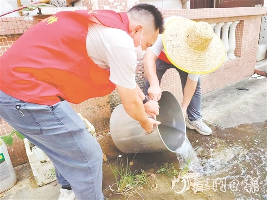 址山鎮(zhèn)黨員干部翻盆倒罐清積水。