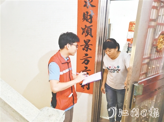 黨員干部上門入戶，耐心向群眾講解蚊媒傳染病預(yù)防知識。