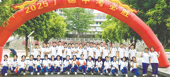 初三（3）班合影。