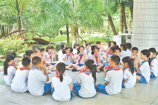 沙坪街道第四小學(xué)成立陶笛社團(tuán)，進(jìn)一步培養(yǎng)學(xué)生學(xué)習(xí)吹奏陶笛的興趣，提升學(xué)生的陶笛演奏水平。